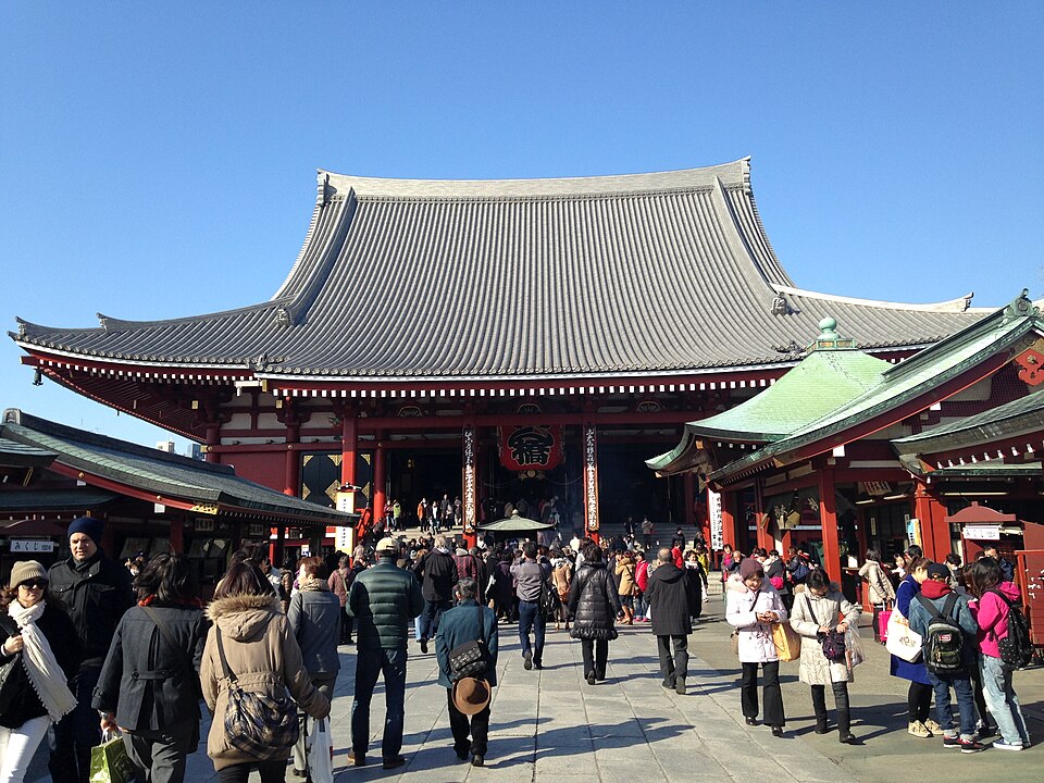 Główna hala Sensō-ji — rozpoznasz ją po szerokim, wysokim dachu.