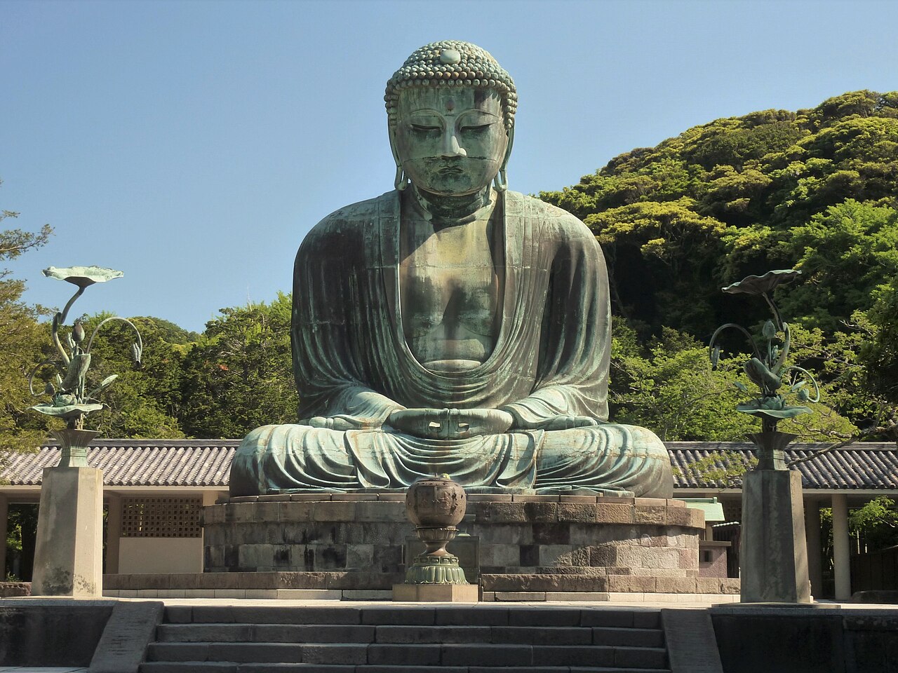 Wielki Budda w Kotoku-in widziany od przodu; fotografia z 2017 roku, nie pokazuje bramy wejściowej.