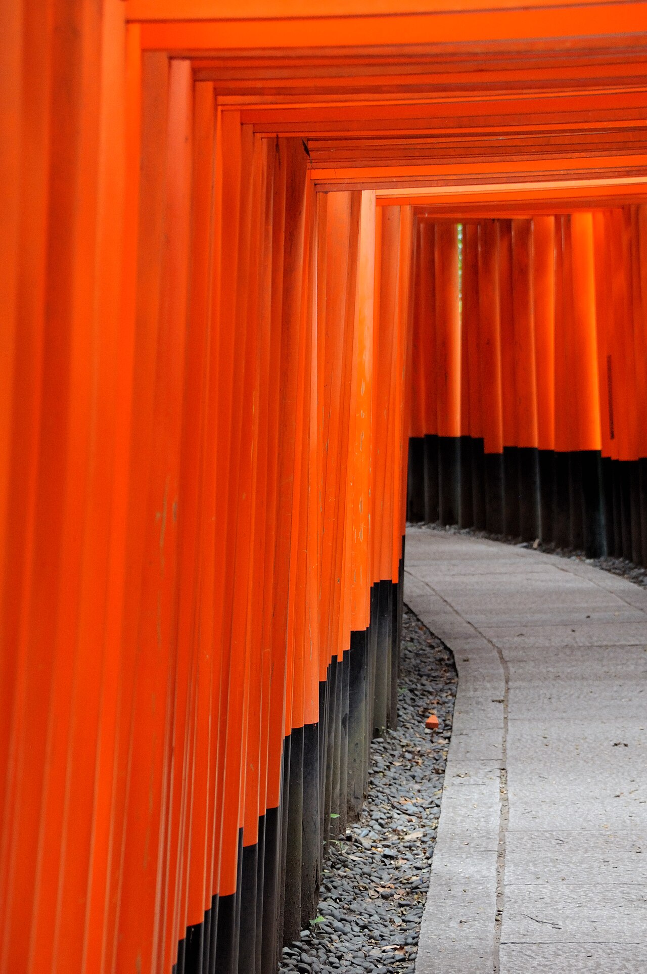 Dolny tunel Senbon Torii — kamienna ścieżka między czerwonymi bramami; 2015.