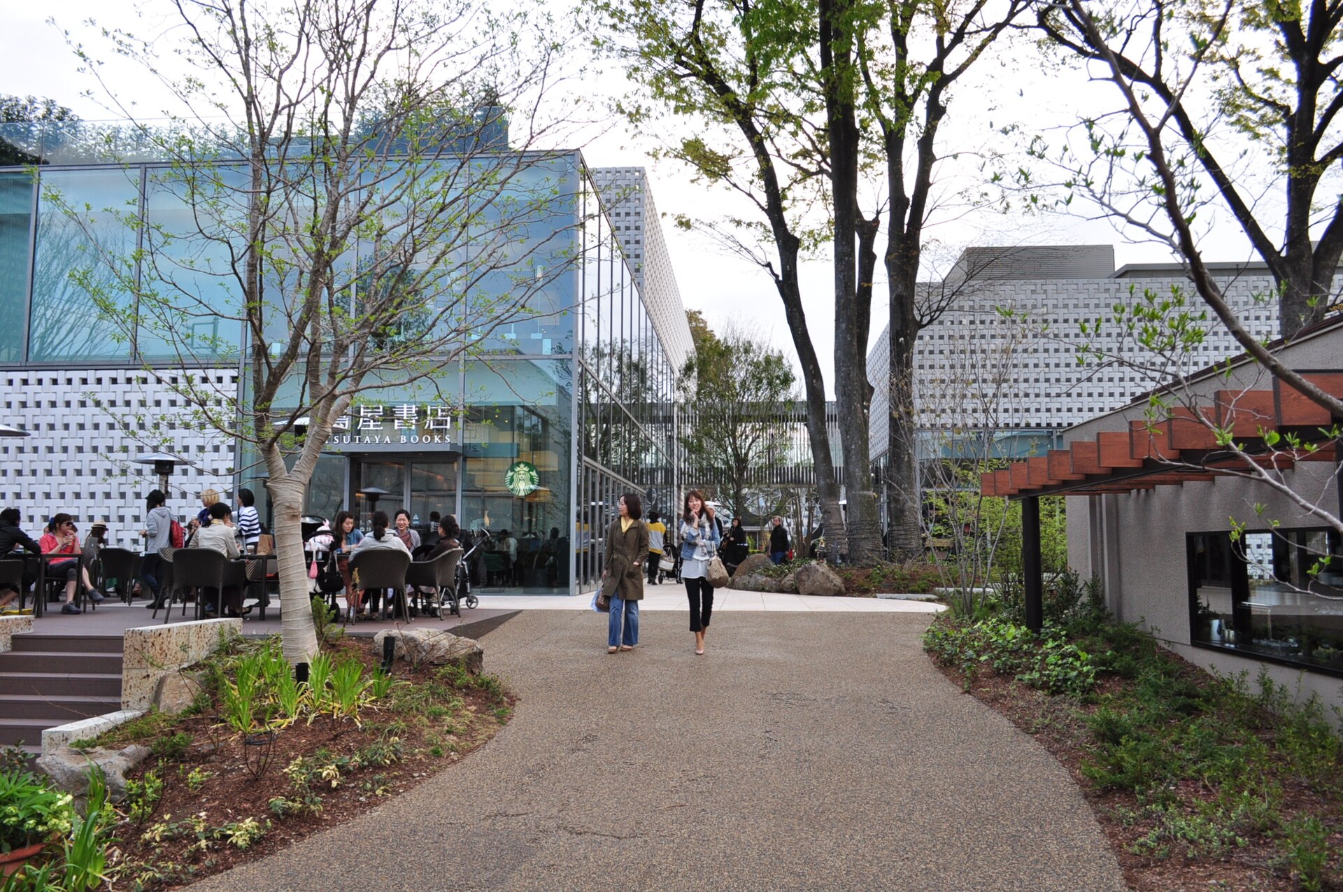 Fasada Daikanyama Tsutaya Books z napisem TSUTAYA BOOKS, kratą T i logo Starbucks za szkłem; 2012, wygląd wejść mógł się zmienić.