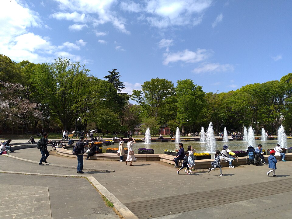 Prostokątna Great Fountain w parku Ueno; widok od południa z 2021 roku.